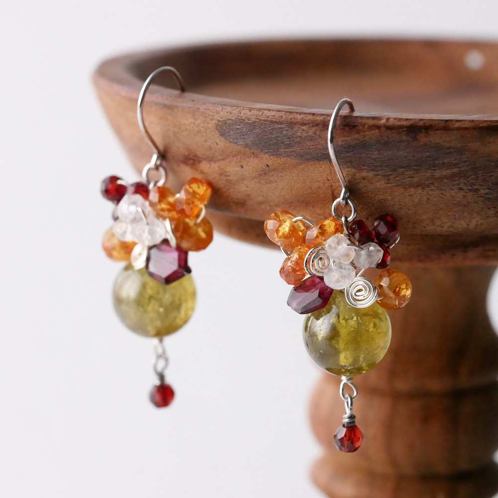 グリーンガーネット　ガーネット　スぺサタイトガーネット　ムーンストーン　ピアス or イヤリング