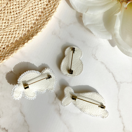 専用ページ ビーズブローチ ビーズ刺繍 アクセサリー うさこさま order page ビーズ刺繍ブローチ - メルカリ