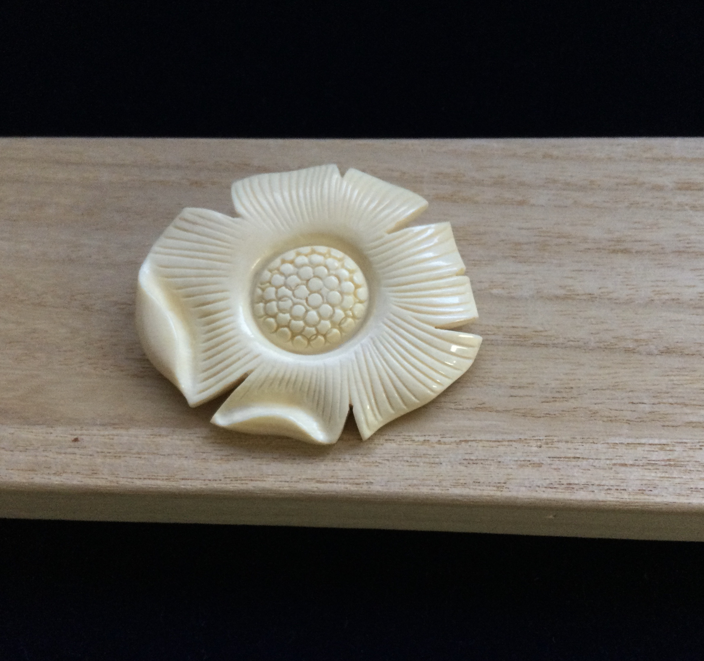 ☆本象牙フラワーブローチ　A-8 ※