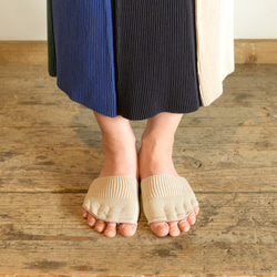 《呼吸和紙襪》（秘密5趾襪）半襪米色 第1張的照片