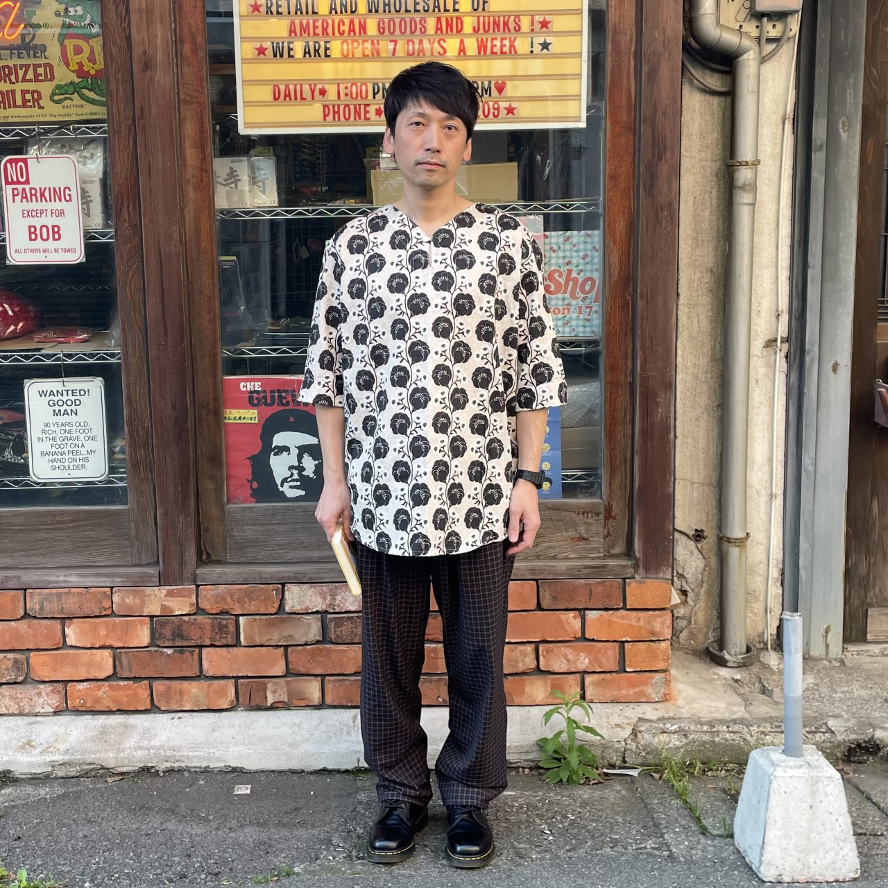 男性が着ても女性が着てもカッコかわいい。ユニセックス　花柄コットンのゆったりシャツ