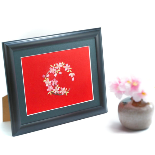 額装 刺繍 花 アンティーク インテリア アート 民藝 縫っただけで額に入れていなかった作品を、一点一点額装してい