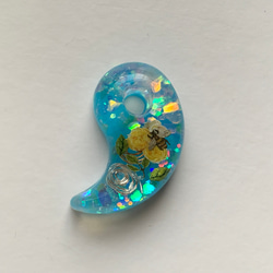 大勾玉オルゴナイト（蜂ー水色） ネックレス・ペンダント coral