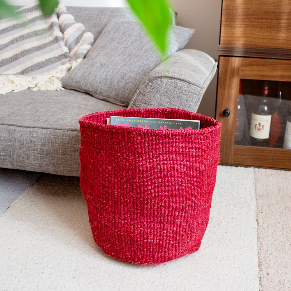 ケニアの手織りかご｜お菓子入れ、雑誌収納、鉢カバー、ゴミ箱に。自然素材の収納バスケット［Lサイズ ベーシック レッド］