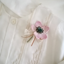 染め布花＊くすみピンク・アネモネのコサージュ 7枚目の画像