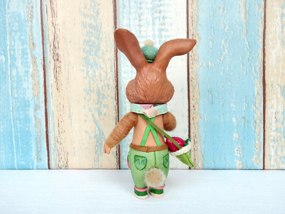 穿淺綠吊帶褲的兔子澎皮Ponpe 第4張的照片