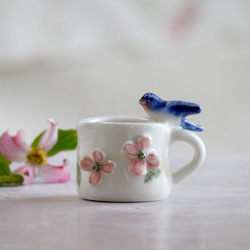 小鳥とお花のミニピッチャー「ツバメ花水木」（陶器） 1枚目の画像