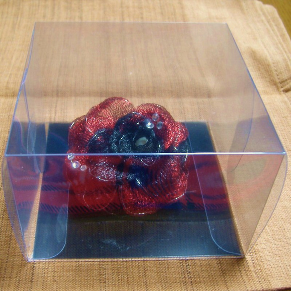 赤と黒のクラシカルローズ・コサージュ 5枚目の画像
