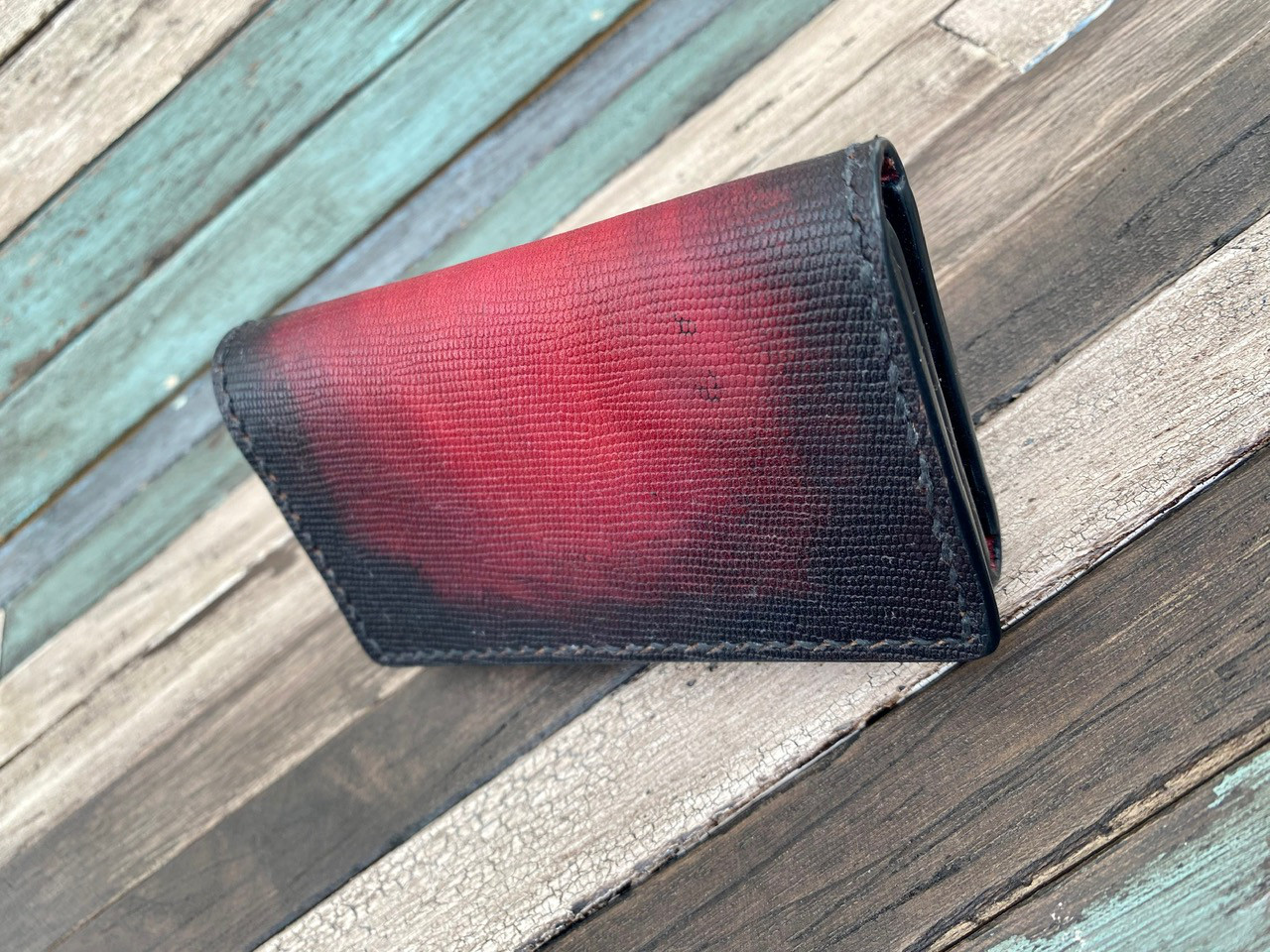 名刺入れ　型押しヌメ　手染め (赤）