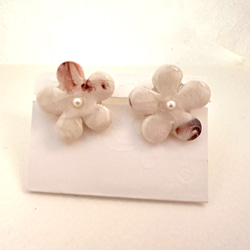ポリマークレイ 白いお花のピアス 2枚目の画像