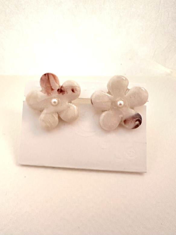 ポリマークレイ 白いお花のピアス 2枚目の画像