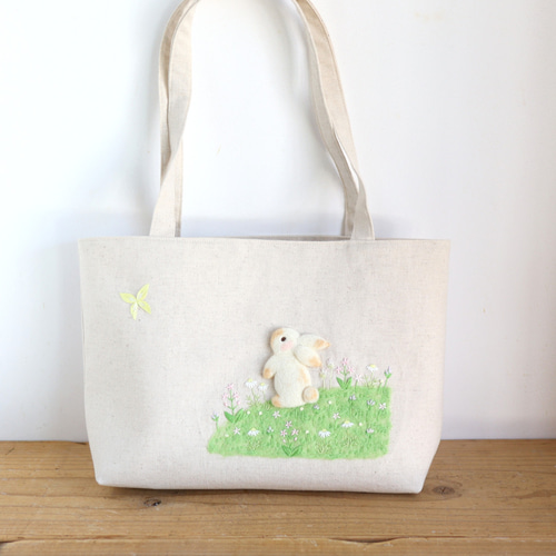 ふわふわうさぎさんの肩掛けトートバッグ（羊毛フェルト刺繍