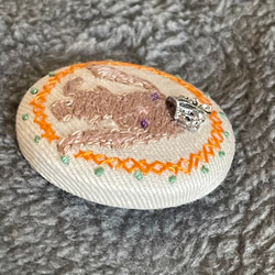 王冠をかぶったウサギ（くるみボタンの刺繍ブローチ） 4枚目の画像