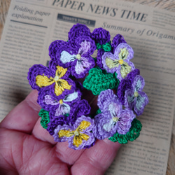 春の花壇　ビオラのリースブローチ（刺繍糸） 2枚目の画像