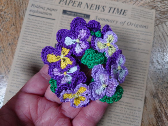 春の花壇　ビオラのリースブローチ（刺繍糸） 2枚目の画像