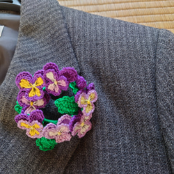 春の花壇　ビオラのリースブローチ（刺繍糸） 3枚目の画像