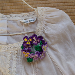 春の花壇　ビオラのリースブローチ（刺繍糸） 4枚目の画像