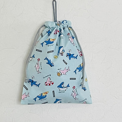 サメの休日巾着袋　25×20 ループ、撥水加工裏付き 2枚目の画像