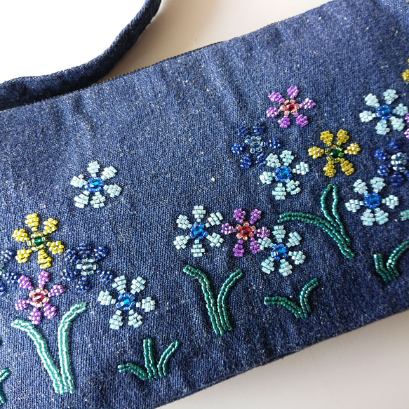 サラッと持ちたい、カジュアルな愛らしさ。　シルクジーンズのビーズ刺繍バッグ　－花－ 2枚目の画像
