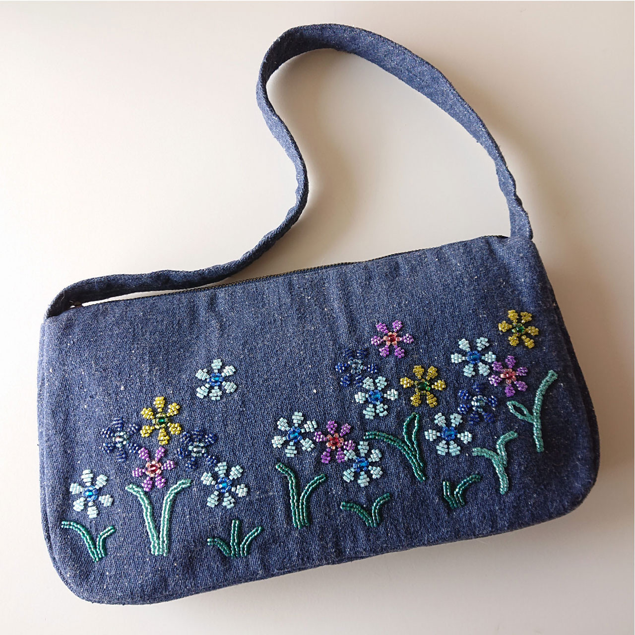 サラッと持ちたい、カジュアルな愛らしさ。　シルクジーンズのビーズ刺繍バッグ　－花－ 14,040円