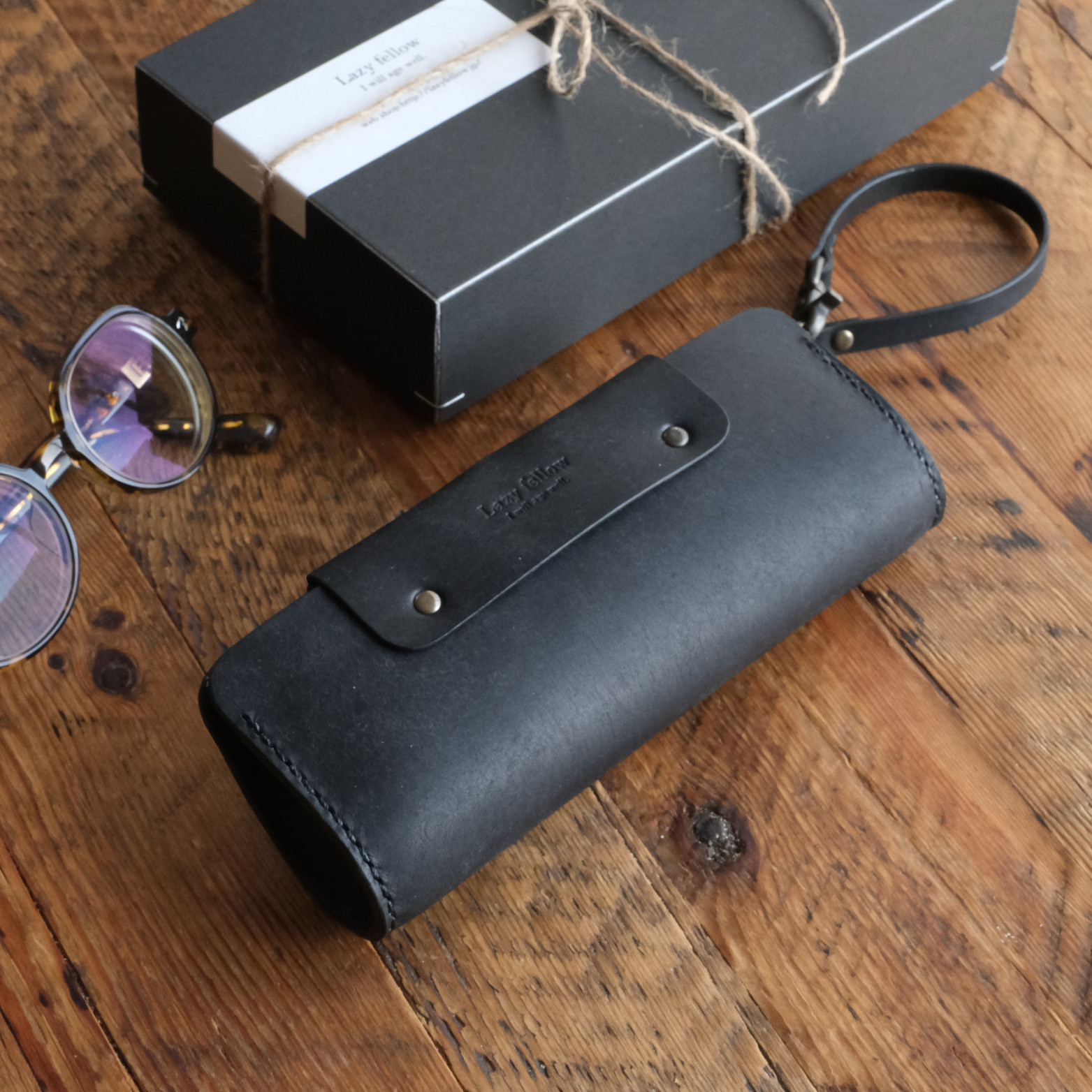 【名入れ】マグネット式メガネケース　ストラップオプション　ブラック　本革　手縫い　メンズ/レディース　老眼鏡