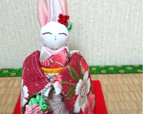 ウサギのひな人形 ハンドメイド伝統的な和服仕立て 雛人形 ひな人形 コンパクト 五人飾り 親王 三人官女 錦彩うさぎ平飾り