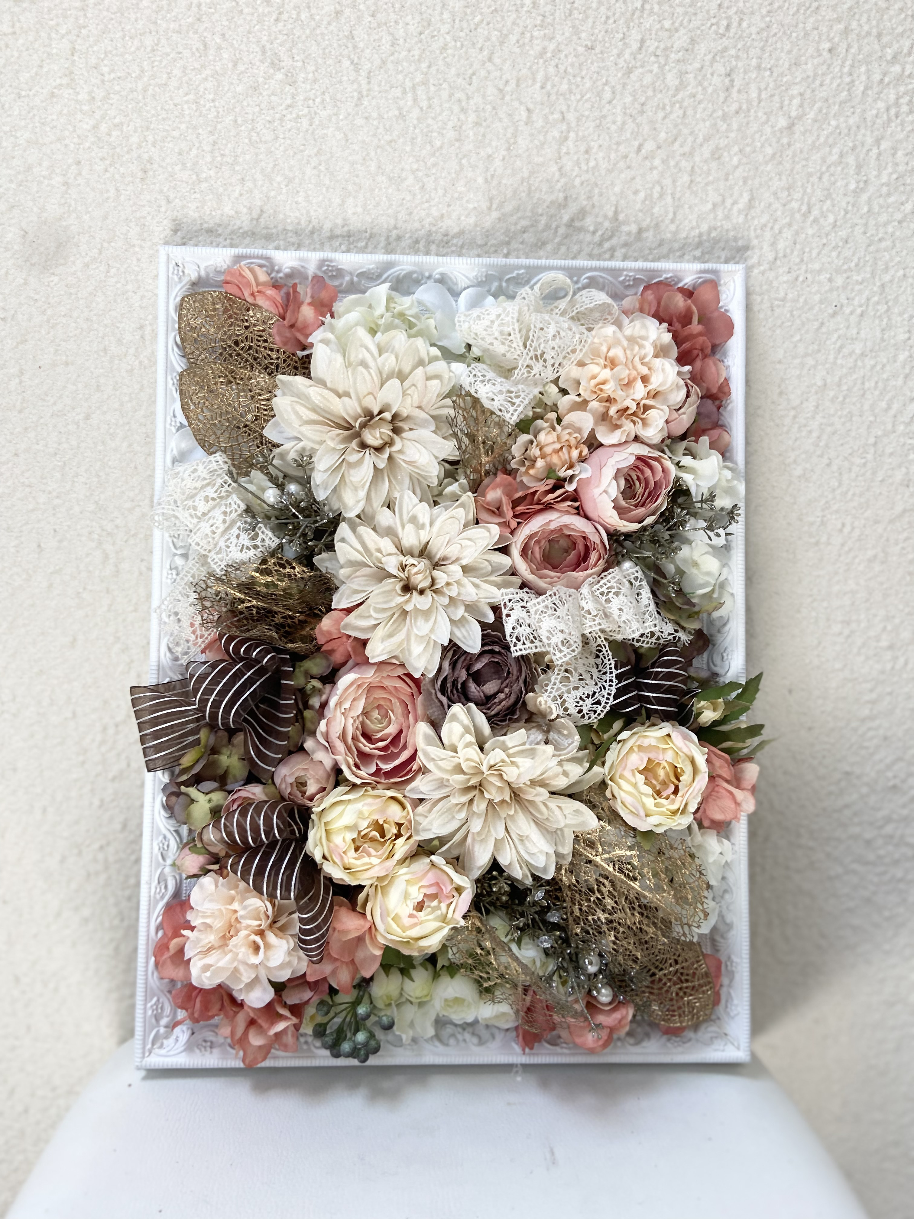 生花以上　花色−hanairo−の造られた花　　【額のアレンジメント】  木馬のリボンをふんだんに使って…