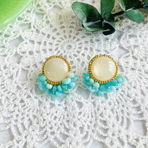 ビーズ刺繍のピアス・ホワイトシェル風×天然石さざれ ピアス  