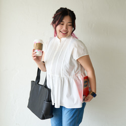 Morino Gakko 遮蓋自然體型的大細褶襯衫（白色） 細褶設計襯衫 第5張的照片