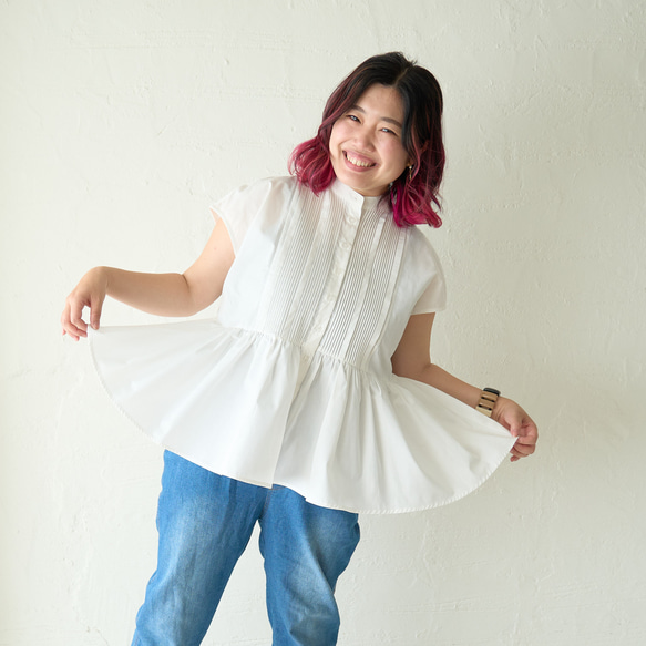 Morino Gakko 遮蓋自然體型的大細褶襯衫（白色） 細褶設計襯衫 第2張的照片