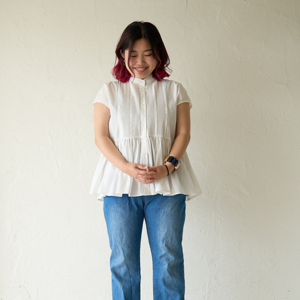 Morino Gakko 遮蓋自然體型的大細褶襯衫（白色） 細褶設計襯衫 第12張的照片