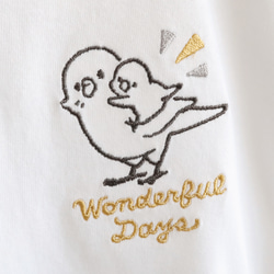 刺繍Tシャツ（WONDERFUL DAYS / おんぶ / セキセイインコ） 3枚目の画像