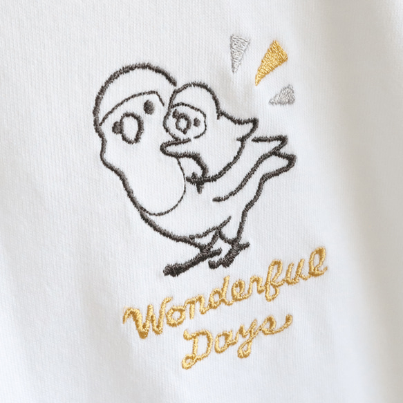 刺繍Tシャツ（WONDERFUL DAYS / おんぶ / コザクラインコ） 3枚目の画像