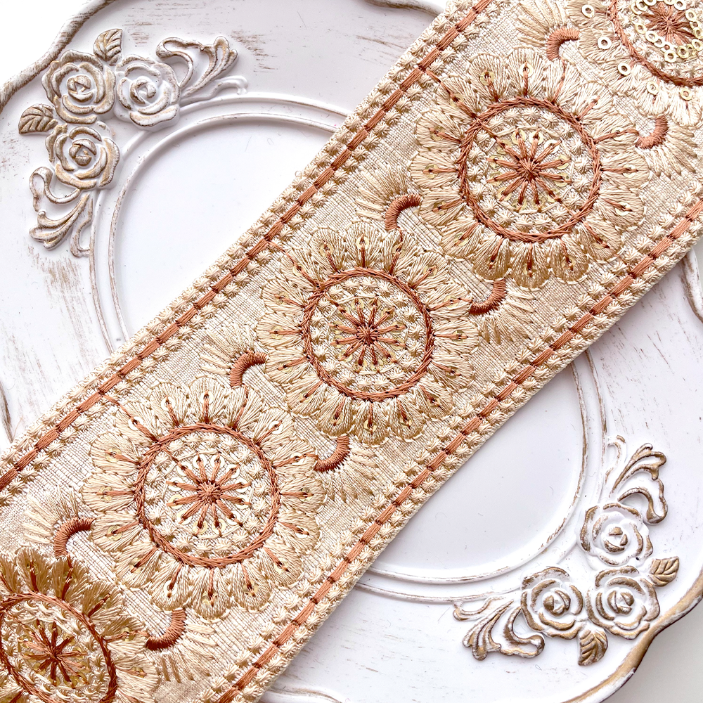 見事な 199 【 幅：6.5cm 】 インド刺繍リボン ホワイト 布地 ベージュ 着物・浴衣・和小物