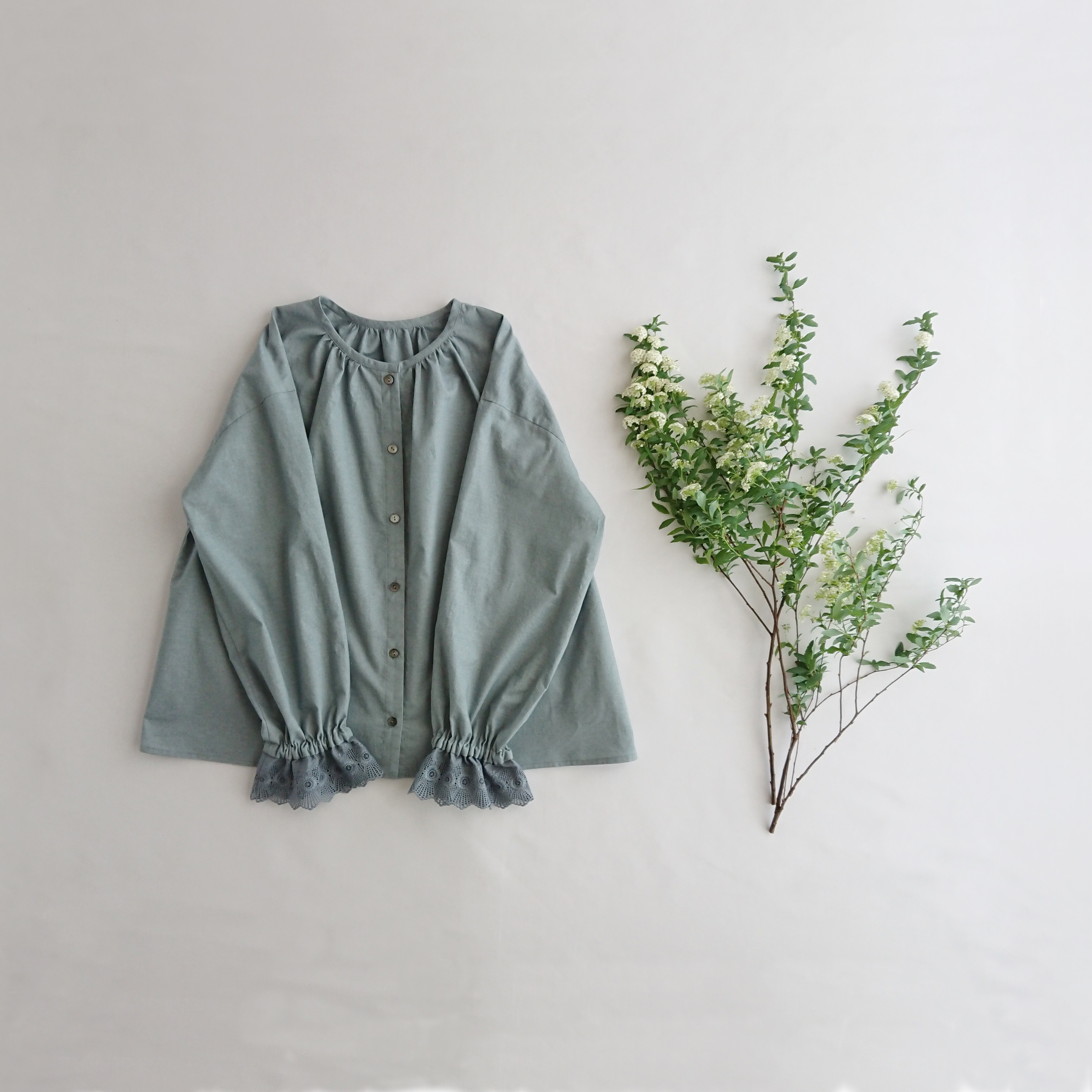 【SALE】袖口レース付きコットンギャザーブラウス　Blue Gray