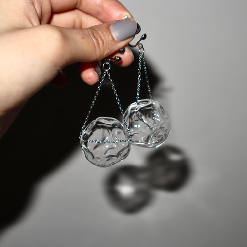 no.4113 白いガラスとballchain ピアス/イヤリング
