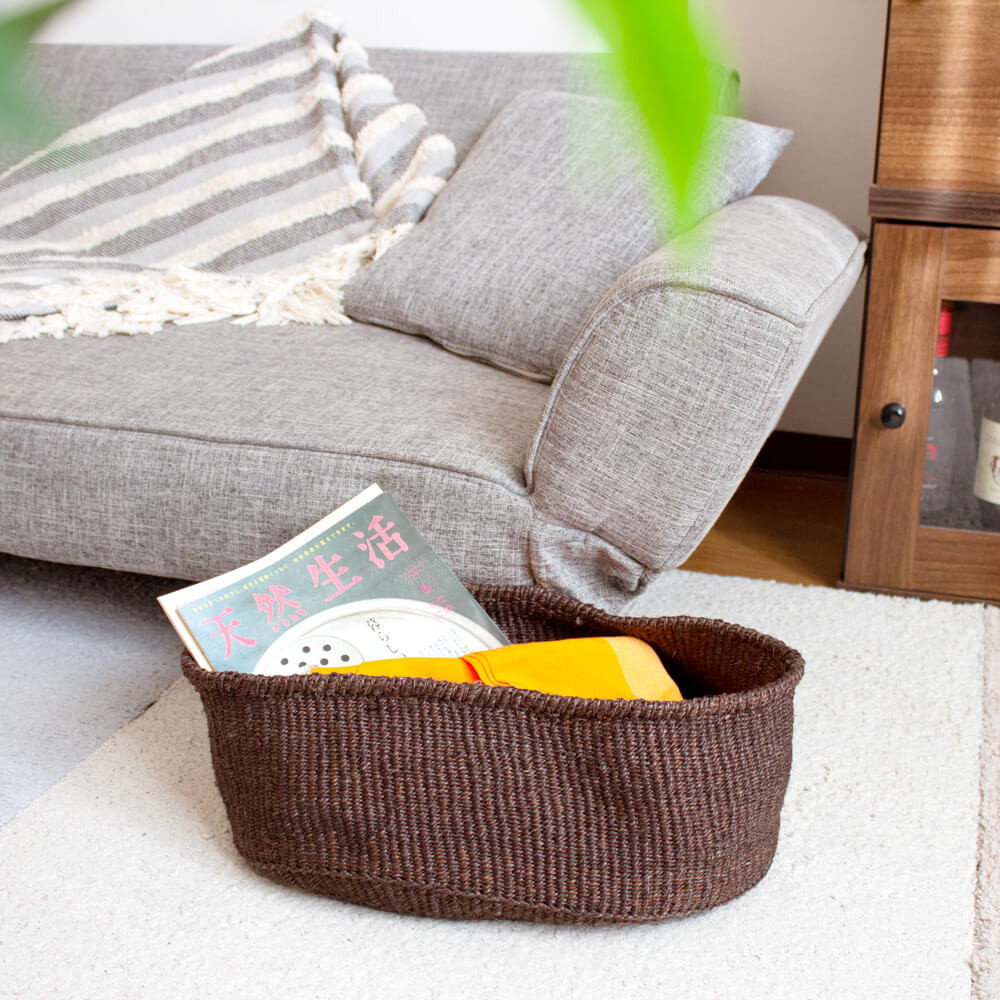 ケニアの手織りかご｜荷物置き、ペットベッド、野菜入れに。自然素材の収納バスケット［楕円型 ベーシック ダークブラウン］