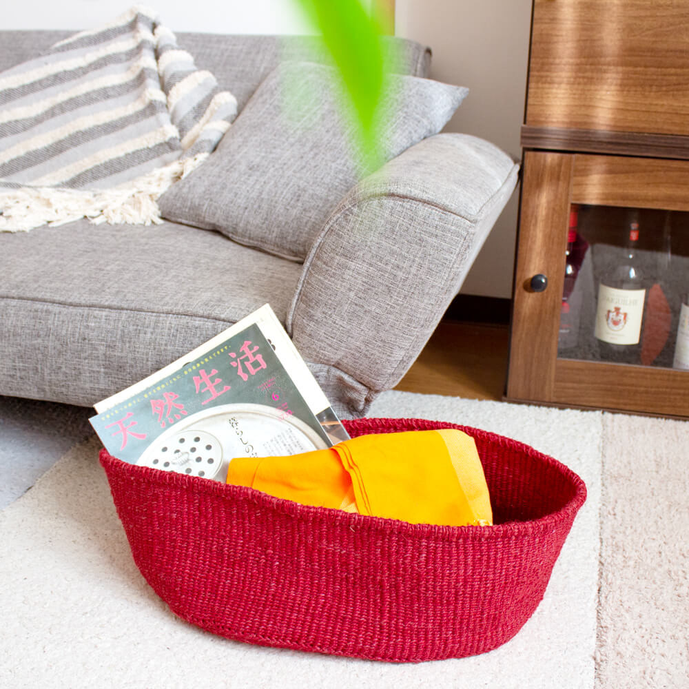 ケニアの手織りかご｜荷物置き、ペットベッド、トイレペーパー収納に。天然素材の収納バスケット［楕円型 ベーシック レッド］