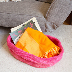 ケニアの手織りかご｜荷物置きやペットベッド、おもちゃ入れに。自然素材の収納バスケット［楕円型 ベーシック ピンク］ 5枚目の画像