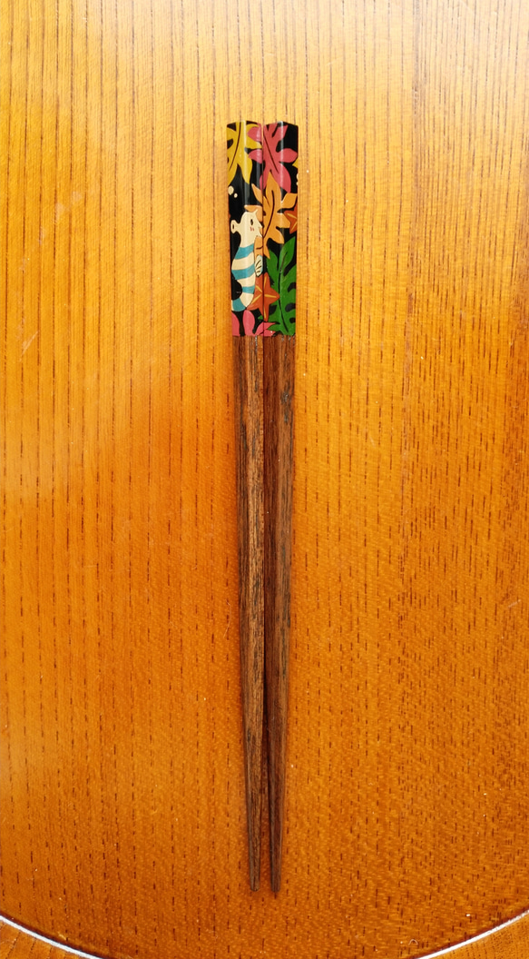 タツノオトシゴの漆絵五角子供箸〔16.5㎝〕 2枚目の画像