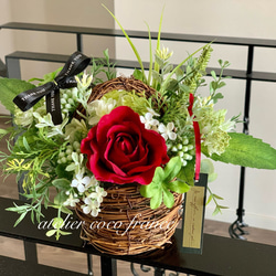 【枯れない花　母の日4特典付】⭐︎真紅のバラ１輪をグリーンで優しく包んで⭐︎フラワーバスケット　誕生日　還暦祝い　送別品 1枚目の画像