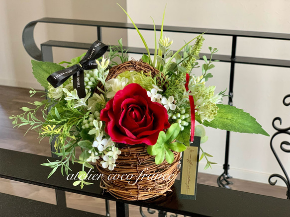 【枯れない花　母の日4特典付】⭐︎真紅のバラ１輪をグリーンで優しく包んで⭐︎フラワーバスケット　誕生日　還暦祝い　送別品 1枚目の画像