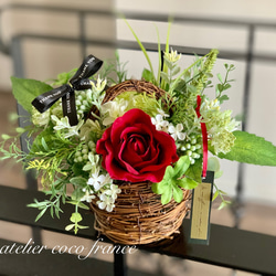【枯れない花　母の日4特典付】⭐︎真紅のバラ１輪をグリーンで優しく包んで⭐︎フラワーバスケット　誕生日　還暦祝い　送別品 2枚目の画像
