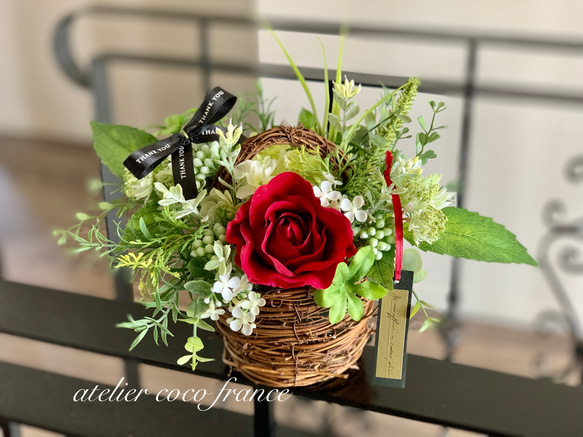 【枯れない花　母の日4特典付】⭐︎真紅のバラ１輪をグリーンで優しく包んで⭐︎フラワーバスケット　誕生日　還暦祝い　送別品 2枚目の画像