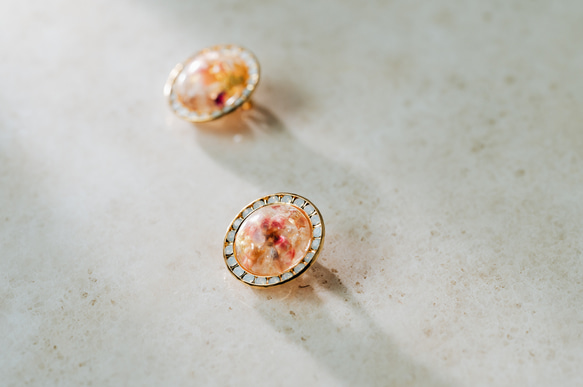 【再販】vivid flower white opal  swarovski～金箔入りハーバリウムピアス～ 8枚目の画像