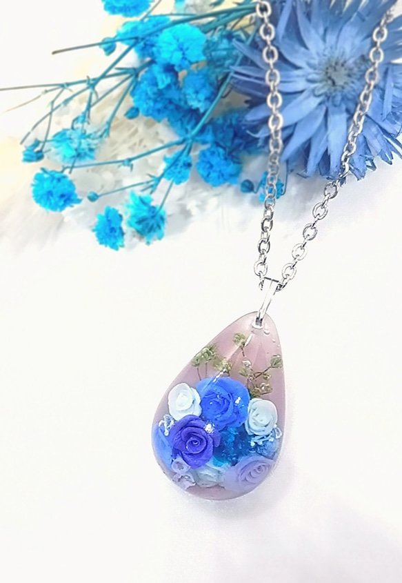 一点物♡　小さな薔薇のブーケ　レジン　ネックレス 1枚目の画像