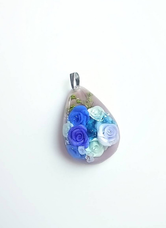 一点物♡　小さな薔薇のブーケ　レジン　ネックレス 3枚目の画像