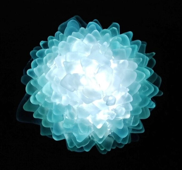【オーダー】シーグラスのお花のランプシェード ブルーグラデーション  風信子（ふうしんし）ギフトラッピング対応 2枚目の画像