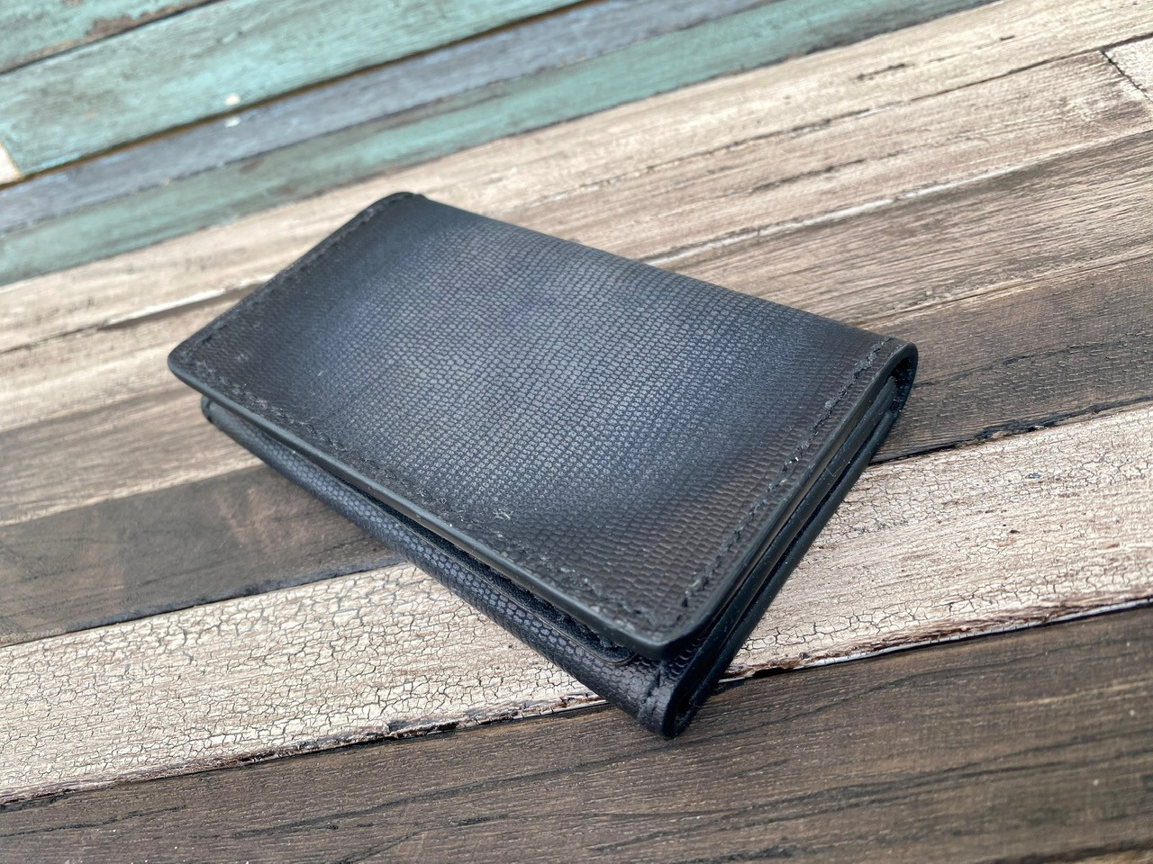 名刺入れ　型押しヌメ　手染め （黒）