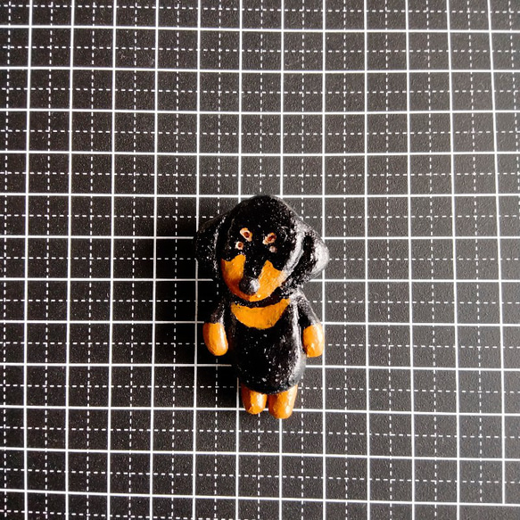 ダックスフンド　ミニチュアダックスフンド　陶土　ブローチ　犬　黒　ダックスフント 5枚目の画像